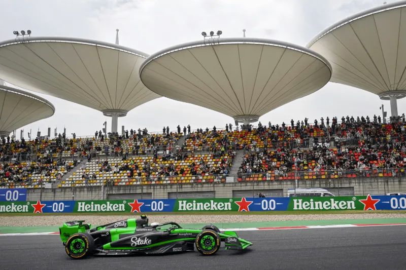 F1中国站冲刺排位赛：周冠宇晋级SQ3，诺里斯杆位